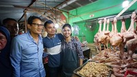 Menyapa para penggerak ekonomi bangsa yang tidak mengenal hari libur dan jam bekerja. Para pedagang pasar inilah yang kita harus terus berdayakan, tulis Sandi dalam akun Instagramnya. Foto: Instagram @sandiuno