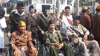 Setelah itu, Risma meninggalkan Hotel Majapahit sembari mendorong kursi roda veteran menuju ke Gedung Negara Grahadi, untuk mengikuti pembacaan pidato Gubernur Suryo.
