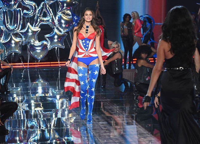 Fashion show Victorias Secret 2018 menjadi show keempat Taylor Hill bersama brand lingerie tersebut. Taylor terpilih sebagai model Victorias Secret saat usianya baru 19 tahun, dan saat itu dia langsung dimasukkan sebagai salah satu Victorias Secret Angels. Foto: Dok. Getty Images