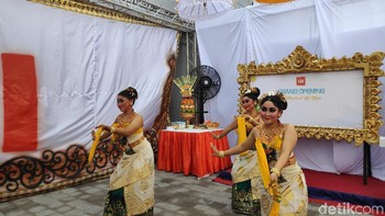 Tarian khas Bali memeriahkan pembukaan Mi Store. Foto: detikINET/Josina