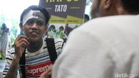 Terdapat juga stand hapus tato gratis.
