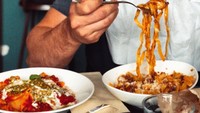 Pria kelahiran 3 Desember 1988 ini doyan banget makan pasta. Kali ini ia terlihat asyik menikmati pasta bolognese.  Foto: Instagram Pietro Boselli