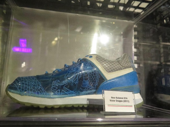 Sneakers berikut cukup mencuri perhatian karena hadir dengan material transparan. Item tersebut juga merupakan keluaran New Balance yang dinamakan Water Dragon karena memiliki motif naga. Foto: Rahmi Anjani/Wolipop