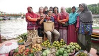 Buahnya segar-segar ya. Ini salah satu spot tempat berjualan buah di Pasar Terapung Siring yang didatangi Sandiaga Uno. Foto: Instagram @sandiuno