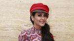 Meriam Bellina Cantik Bertopi Merah