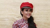 Meriam Bellina mengenakan topi merah. Foto: Ismail/detikHOT