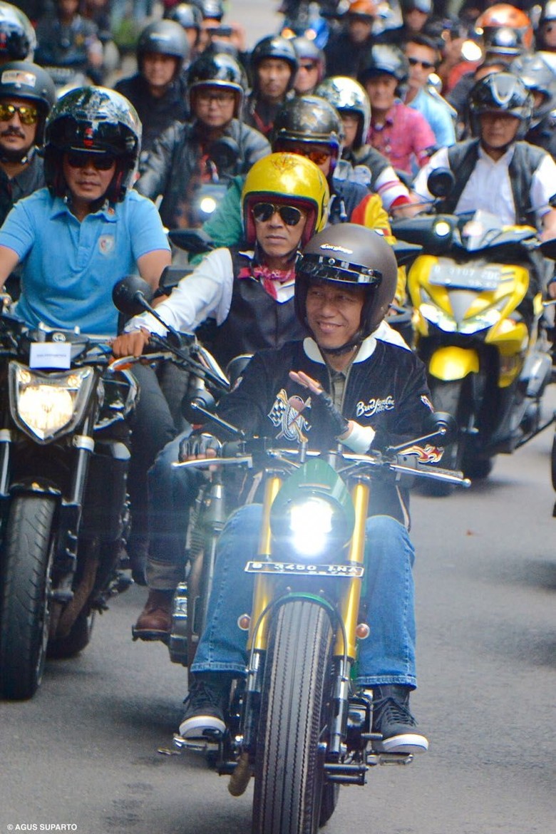 Jokowi Ungkap Asal Jaket Bubur Ayam Racer yang Dipakai di Bandung Jokowi Ungkap Asal Jaket Bubur Ayam Racer yang Dipakai di Bandung