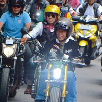 Bagi Decky Sastra, pendiri Rawtype Riot, melihat Jokowi berulang kali memakai produknya tentu menjadi kebanggaan tersendiri. Yang pasti nggak diduga, meskipun jaketnya bulan lalu sudah dipesan oleh anaknya, Gibran. Memang untuk bapaknya, ungkap Decky kepada Wolipop, Senin (12/11/2018). Adapun jaket Bubur Ayam Racer dijual seharga Rp 1.450.000. (Foto: Foto: Agus Suparto)