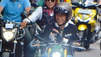 Jokowi lebih memilih untuk mengendarai motor daripada nyetir mobil. Foto: Jokowi naik motor di Bandung (Foto: Agus Suparto)