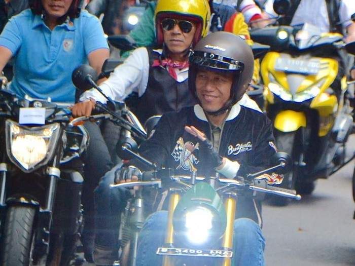Jokowi pakai jaket Bubur Ayam Racer dari Rawtype Riot saat konvoi di Bandung, Jawa Barat, pada Minggu (11/11/2018). (Foto: Agus Suparto) Jokowi pakai jaket Bubur Ayam Racer dari Rawtype Riot saat konvoi di Bandung, Jawa Barat, pada Minggu (11/11/2018). (Foto: Agus Suparto)