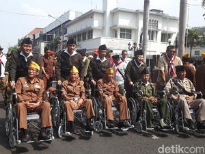 Puisi Risma Gelegarkan Parade Juang Peringati Hari Pahlawan