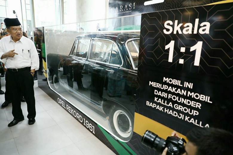 Mobil Ayah Jusuf Kalla Dibungkus ala Diecast. Foto: Istimewa/Dok. Sys Milla Mobil Ayah Jusuf Kalla Dibungkus ala Diecast. Foto: Istimewa/Dok. Sys Milla