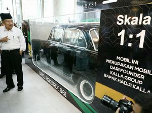 Unik, Mobil Ayah Jusuf Kalla Dibungkus Seperti Mobil-mobilan