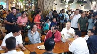 Selain itu permintaan para pengunjung mal untuk berfoto bersama dilayani satu persatu. Foto: Instagram @pramonoanungw