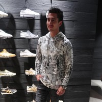 Verrel Bramasta tampil sporty mengenakan jaket dan sneakers dari seri Onitsuka Tiger City. Celana jeans hitam dengan aksen jahitan membuat penampilannya lebih stylish. Foto: Alissa Safiera/Wolipop