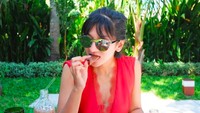 Dibalik tubuh langsingnya sepertinya Fanny memang doyan makan. Di Bali ia makan siang dengan aneka menu lezat ini. Foto: Instagram fannyghassani