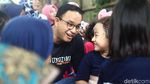 Momen Anies Tanam Buah Salak di Hari Ciliwung