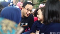 Di lokasi, Anies sempat berbaur dengan warga.
