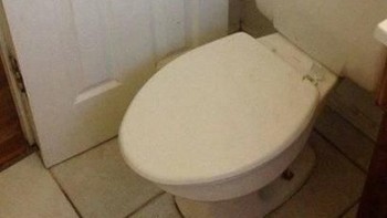 Ini entah pemasangan pintu atau wc-nya yang salah. Kalau begini BAB dijamin tak nyaman. Foto: Instagram/9GAG