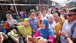 Blusukan ke Pasar Tradisional, Sandiaga Uno Cicip Kopi hingga Jajanan
