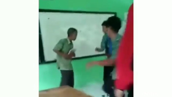 Video Guru Di Bully Murid Di Kendal Viral Kepsek Hanya Bercanda