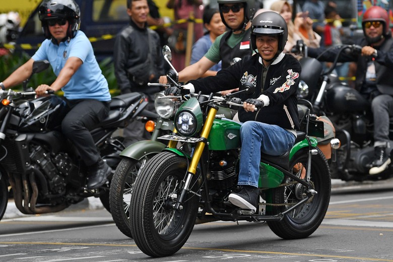 Gaya Jokowi Naik Motor  Listrik  dan Motor  Modif Kerenan Mana 