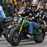 Inilah gaya Presiden Joko Widodo atau Jokowi saat berkonvoi dengan motor di Bandung, Jawa Barat, Minggu (11/11/2018). Dalam kesempatan tersebut, orang nomor satu di Indonesia itu mencuri perhatian dengan jaket yang dihiasi tulisan Bubur Ayam Racer. (Foto: Dok. Antara FOTO/Wahyu Putro)