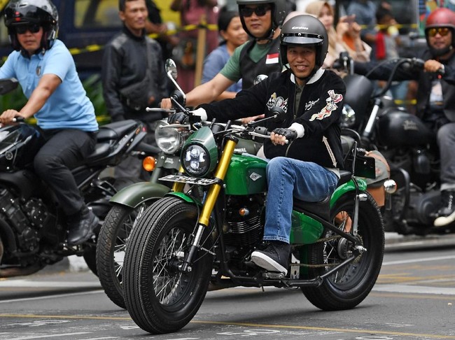 Inilah gaya Presiden Joko Widodo atau Jokowi saat berkonvoi dengan motor di Bandung, Jawa Barat, Minggu (11/11/2018). Dalam kesempatan tersebut, orang nomor satu di Indonesia itu mencuri perhatian dengan jaket yang dihiasi tulisan Bubur Ayam Racer. (Foto: Dok. Antara FOTO/Wahyu Putro)