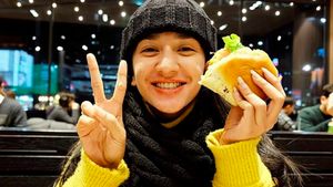 Manisnya Fanny Ghassani Saat Makan Burger hingga Minum Jus