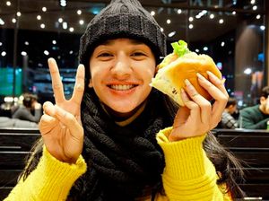 Manisnya Fanny Ghassani Saat Makan Burger hingga Minum Jus