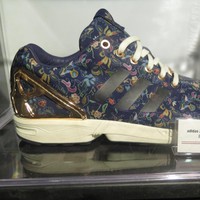 Adidas ternyata pernah mengeluarkan sneakers bermotif batik. Adidas ZX Flux Batik keluaran tahun 2015 ini pun menjadi salah satu barang langka yang dicari kolektor. Foto: Rahmi Anjani/Wolipop