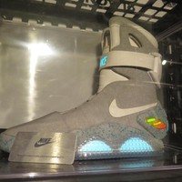 Rangkaian sneakers langka dihadirkan di booth Singapore. Salah satu sneakers termahal yang ditampilkan di sana adalah Nike Air Mag berikut. Dikatakan jika sepatu itu dilelang dengan harga $8 ribu atau sekitar Rp 117 jutaan. Dan kini sneakers hasil kolaborasi dengan Michael J Fox Foundation ini diprediksi harganya lebih mahal. Foto: Rahmi Anjani/Wolipop