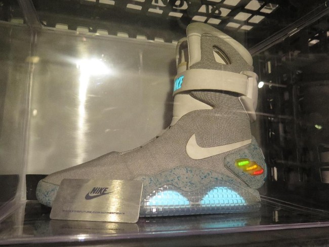 Rangkaian sneakers langka dihadirkan di booth Singapore. Salah satu sneakers termahal yang ditampilkan di sana adalah Nike Air Mag berikut. Dikatakan jika sepatu itu dilelang dengan harga $8 ribu atau sekitar Rp 117 jutaan. Dan kini sneakers hasil kolaborasi dengan Michael J Fox Foundation ini diprediksi harganya lebih mahal. Foto: Rahmi Anjani/Wolipop