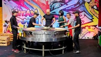 Fanny kini menjadi salah satu pembawa acara Hitam Putih di Trans 7. Bersama Deddy Corbuzier dan Rico Ceper, Fanny menilai nasi goreng buatan keduanya. Mana yang lebih enak ya? Foto: Instagram fannyghassani