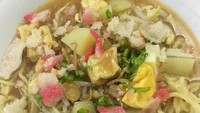 Racikan mie kocok Medan ini terdiri dari mie lidi, udang rebus, kentang, tauge dan kaldu udang yang gurih kental. Foto : Instagram @raifacake