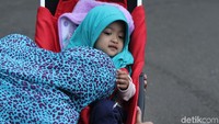 Mereka juga mengajak serta sanak keluarga.