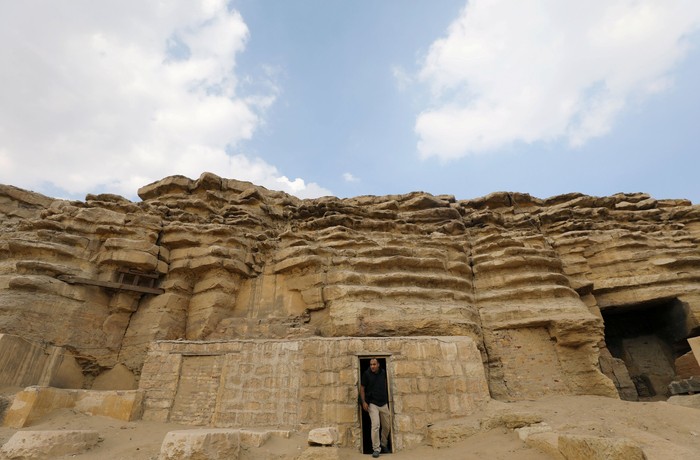 Workers carry mummified cats outside the tomb of Khufu-Imhat, at the Saqqara area near its necropolis, in Giza, Egypt November 10, 2018. REUTERS/Mohamed Abd El Ghany