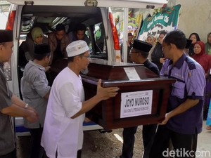 Jasad Joyo Korban Lion Air Tiba di Pekalongan, Istri Jatuh Pingsan