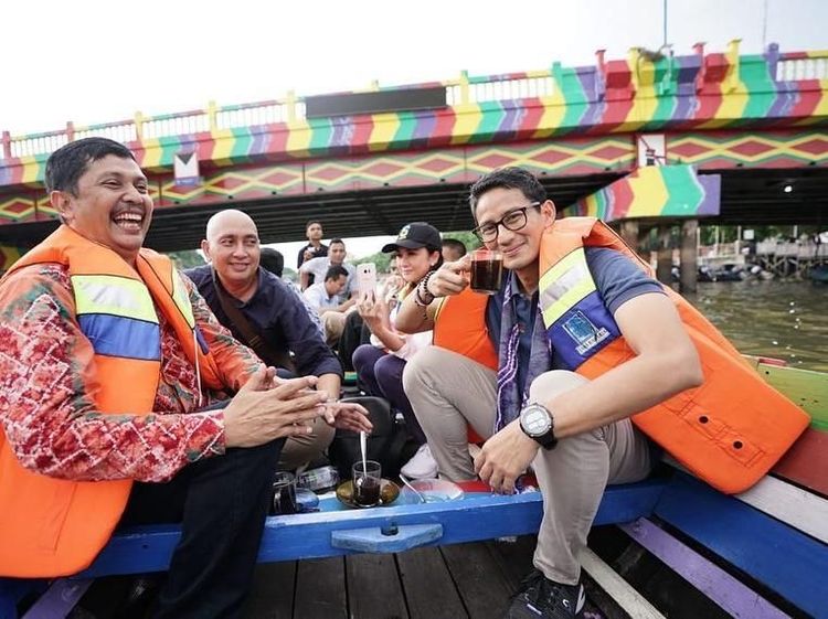 Blusukan ke Pasar Tradisional, Sandiaga Uno Cicip Kopi hingga Jajanan