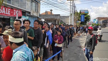 Antrean Mi Fans sudah mulai mengular di sepanjang jalan sejak pagi. Foto: detikINET/Josina