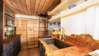 Ruangan yang kecil pun dapat difungsikan menjadi dapur. Warna dapur yang berwana coklat kayu pun membuat kesan artistik. Istimewa/Metropolis/Inhabitat.
