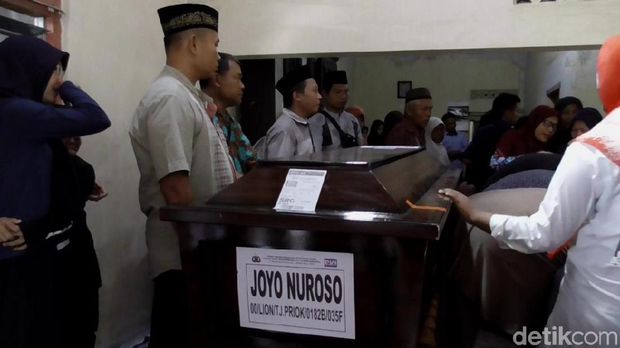 Jenazah Joyo Nuroso tiba di rumah duka di Pekalongan. 