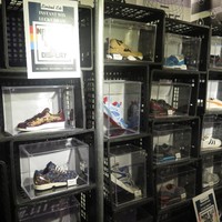 Selain delapan sneakers keluaran edisi terbatas tersebut, masih ada sejumlah sepatu lain yang dipamerkan di sana. Menariknya jika bisa menyebutkan lima sneakers tanpa nama, Anda akan mendapatkan kesempatan melakukan lucky draw yang salah satu hadiahnya adalah sneakers gratis. Foto: Rahmi Anjani/Wolipop