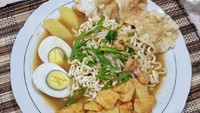 Ini mie kocok Medan racikan sendiri, dipadu dengan kentang goreng dan emping. Tetap enak! Foto : Instagram @rikaprasetialestari