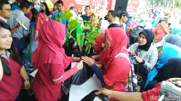 Warga Semarang tukar sampah dengan mi instan dan bibit tanaman.
