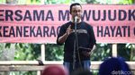 Momen Anies Tanam Buah Salak di Hari Ciliwung