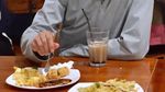 Di Bandung Presiden Jokowi Jajan Sate Kambing dan Tempe Mendoan