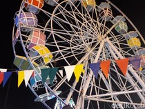 Ngeri! Penumpang Bianglala Tergantung Setelah Terjatuh dari Kapsul