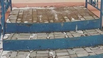 Berpikir positif saja, mungkin tembok tersebut tampak lebih cantik jika ditambah sedikit anak tangga. Foto: Instagram/9GAG