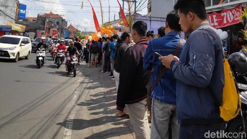 Mereka rela datang pagi-pagi demi mendapatkan promo di pembukaan toko Xiaomi. Foto: detikINET/Josina
